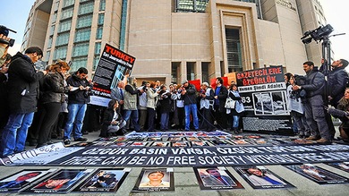 Turquía reprime la libertad de prensa: récord mundial de periodistas encarcelados