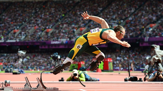 Atleta con pies de plomo: un sudafricano con prótesis pasa la primera ronda de los 400