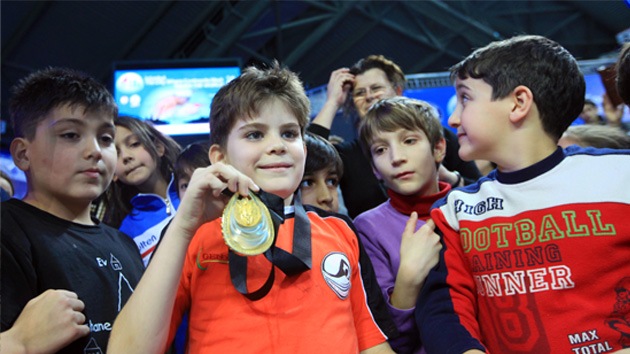 Nadador le regala su medalla de oro a un niño para no perderla entre sus calcetines