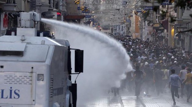 Policía dispersa con gas pimienta y cañones de agua a los manifestantes en Estambul