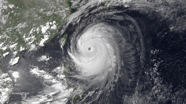 El supertifón Neoguri llega a Japón amenazando dos centrales nucleares