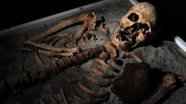 Hallan un 'vampiro' medieval con un hierro clavado en el pecho