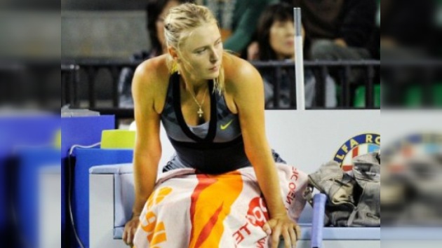 Sharápova se retira por lesión y Zvonariova avanza en Tokio