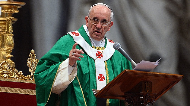 El papa 'pisa el freno' a la codicia: "Duele ver a un cura con el último modelo de coche"