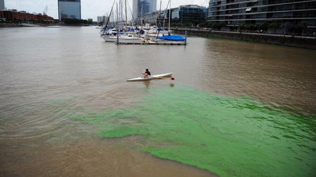 Extrañas manchas fluorescentes tiñen las aguas de un puerto argentino