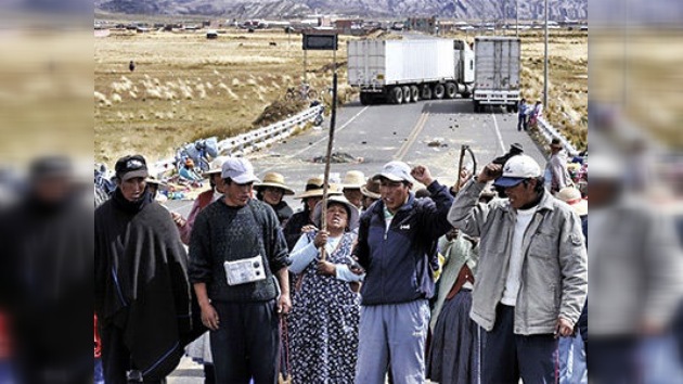 Bloqueo fronterizo entre Perú y Bolivia restringe comida y pone en peligro las elecciones