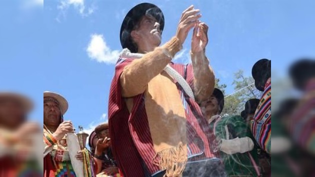 El juez boliviano que reconoció dictar sentencia leyendo la hoja de coca no dimitirá