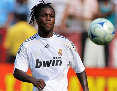 El jugador del Everton Royston Drenthe acusa a Messi de llamarlo "negro"