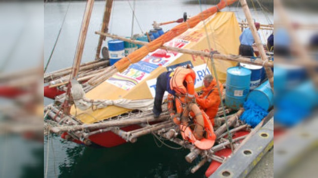 Atraviesan el círculo polar en un trimarán neumático