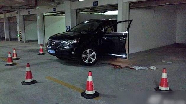 Aparcamiento fatal: Una mujer aplasta a su marido con el coche y luego fallece