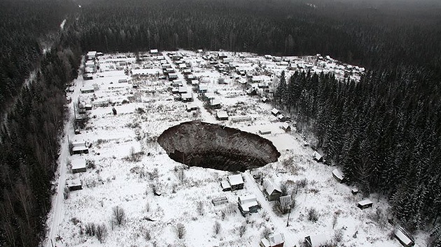 Fotos: Un enigmático cráter se traga una mina en Rusia y sigue creciendo