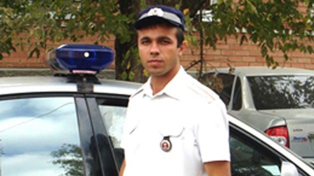 Un policía ruso salvó a una menor que se hundía en un río