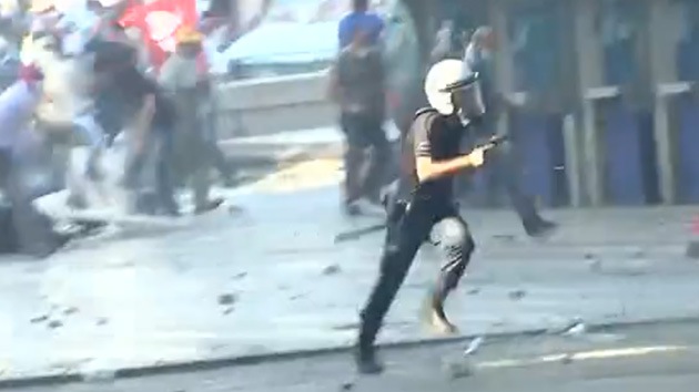 Video: Policía dispara su arma reglamentaria contra los manifestantes en Ankara