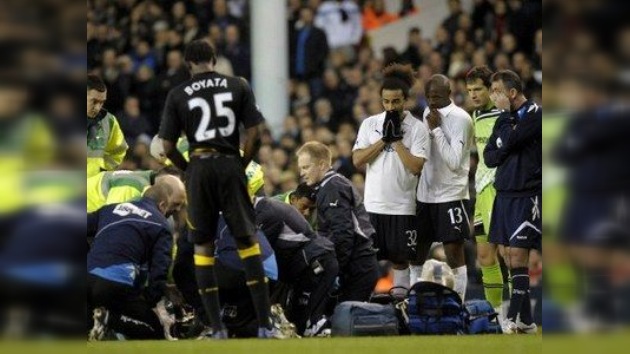 El jugador del Bolton Fabrice Muamba se desploma en el campo en pleno partido