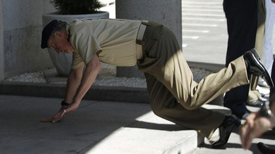 FOTOS: El rey Juan Carlos se cae de bruces en una reunion militar