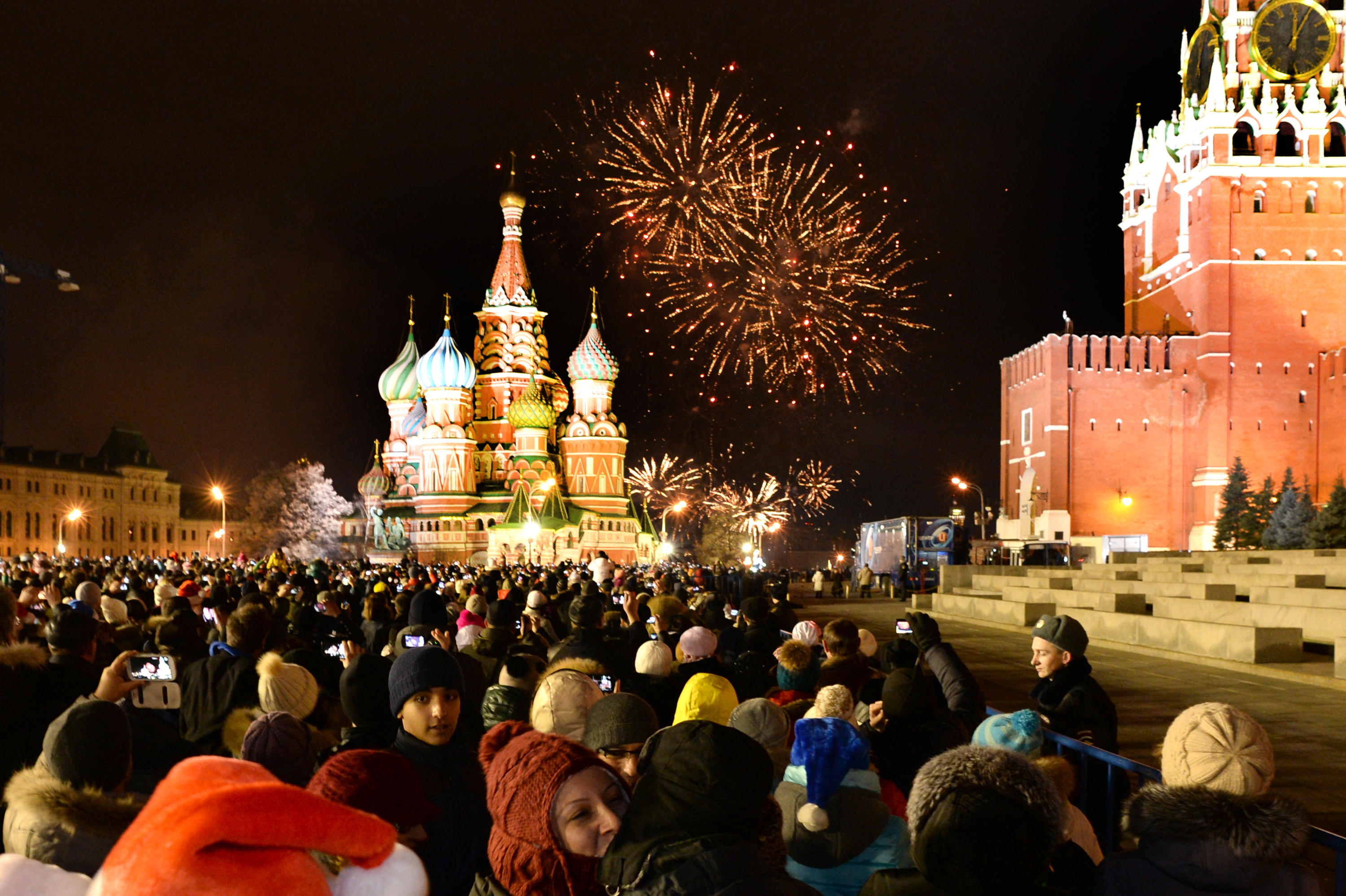 Название нового года в россии. Празднование нового года в России. Русский новый год празднование. Люди на площади в новый год. Встреча нового года в России.