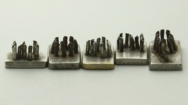 Descubren insólitas estampas usadas por los nazis para tatuar a los presos