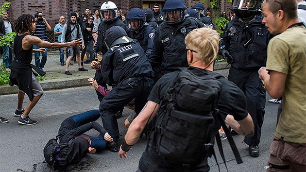 Video: La marcha neonazi 'más corta' se salda con varios heridos en Berlín