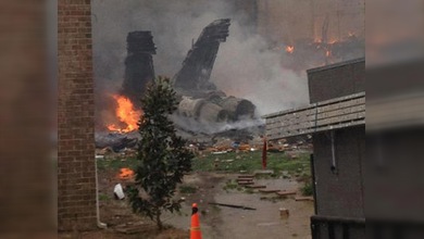 Fotos del accidente de un avión militar de EE. UU. en una zona residencial