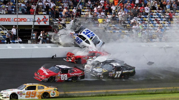 Vídeo, fotos: Decenas de espectadores heridos en un choque múltiple de NASCAR
