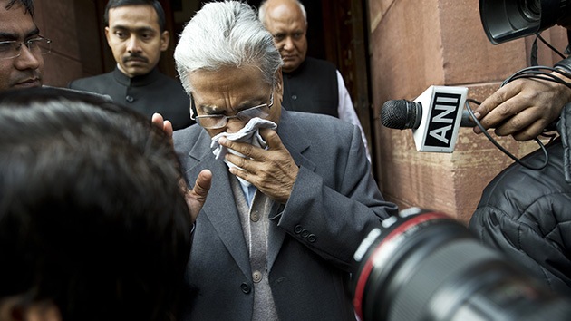 India: Un diputado usa gas pimienta en el Parlamento y causa el caos