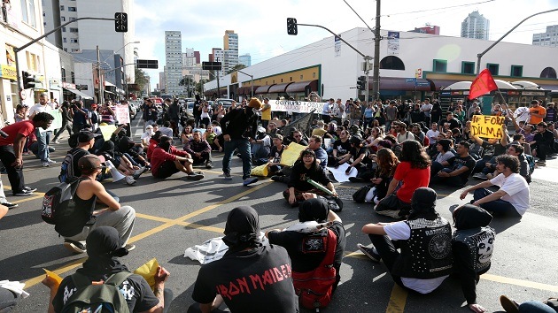 Videos: Policía brasileña usa balas de goma contra manifestantes opuestos al Mundial
