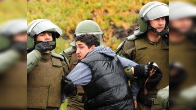 Choques entre estudiantes y policías enturbian una ceremonia encabezada por Piñera