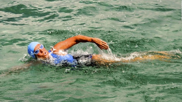 Una nadadora de 62 años intenta nadar de Cuba a Florida entre medusas y tiburones