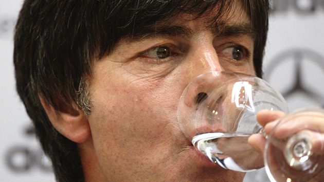 Euro 2012: “Beban, fumen y véanse con mujeres”