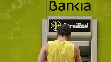 Europa salva a los bancos y oprime a los jóvenes