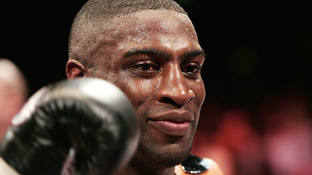 El boxeador británico Michael Sprott, descalificado por golpear a un árbitro