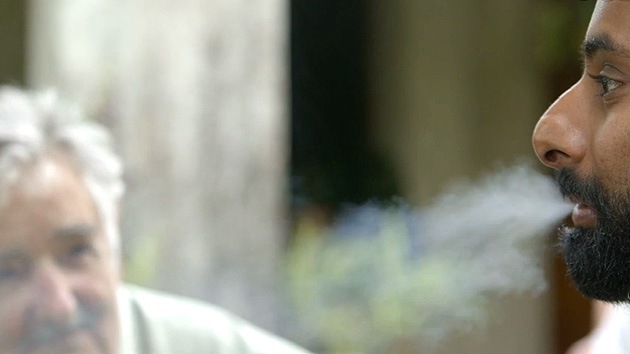 Video: Un periodista se fuma un porro de marihuana en una entrevista con Mujica
