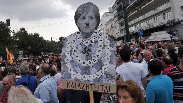 Ataque cafetero: manifestantes griegos 'atacan' con café a un diplomático alemán