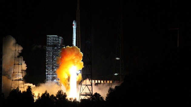 China lanza una sonda lunar de ida y vuelta