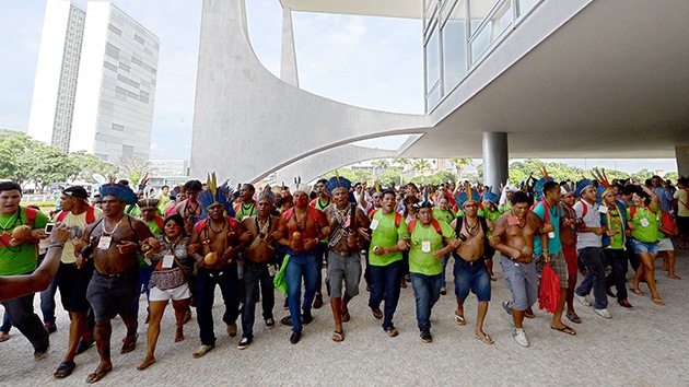 Fotos: Indígenas protestan en Brasil contra las nuevas normas de demarcación de las tierras