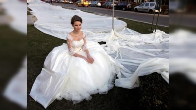 el vestido de boda más largo del mundo mide casi tres kilómetros - rt