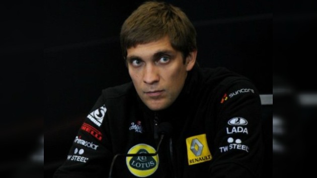 Guante de Vitali Petrov vendido en 6.000 dólares en una subasta benéfica