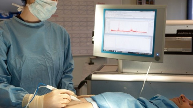 iKnife, el bisturí inteligente que corta y 'huele' células cancerosas al mismo tiempo