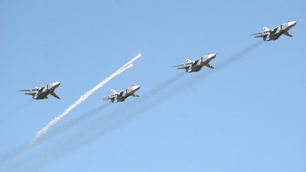 Pilotos rusos lanzan misiles y bombas contra el 'enemigo' en los Urales