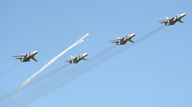 Pilotos rusos lanzan misiles y bombas contra el 'enemigo' en los Urales