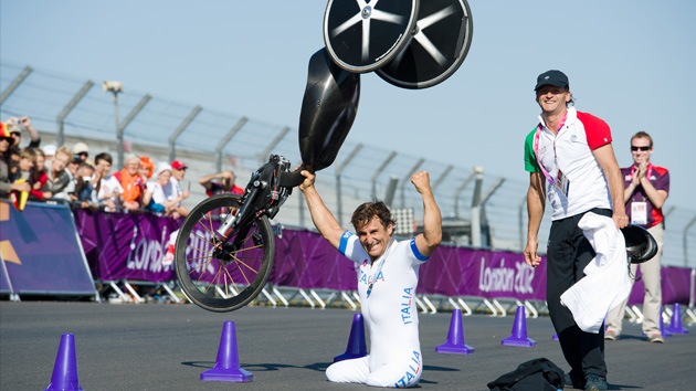 Expiloto de Fórmula 1 se convierte en campeón paralímpico de ciclismo