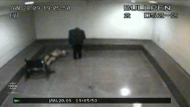 Vídeo: Un discapacitado es humillado por policías mientras yace en una celda