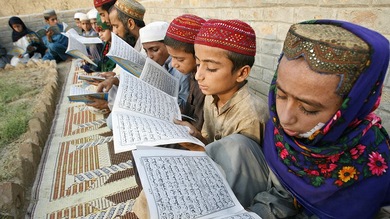 Un clérigo radical de Pakistán enseña las ideas de Bin Laden a miles de niños