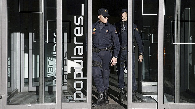 La policía española lleva a cabo un registro de 14 horas en la sede del PP