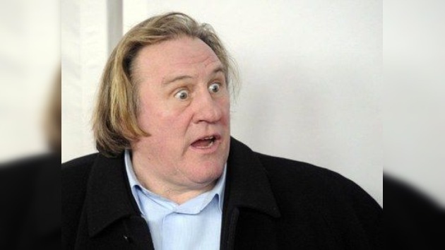 Orina como puedas: denuncian a Gerard Depardieu por mear a bordo de un avión