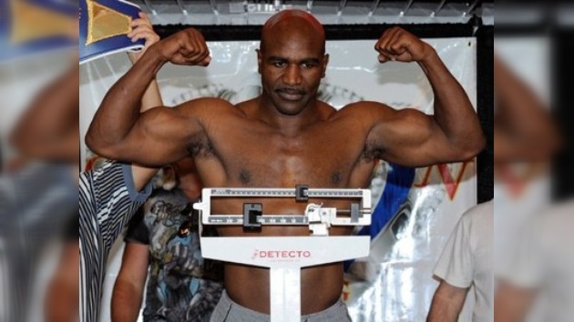 El legendario Evander Holyfield se postula como rival de Alexánder Povetkin