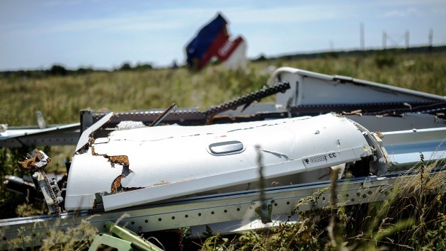 Se oyen fuertes explosiones cerca del lugar del siniestro del vuelo MH17 en Ucrania