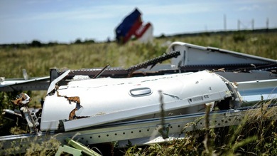 Se oyen fuertes explosiones cerca del lugar del siniestro del vuelo MH17 en Ucrania