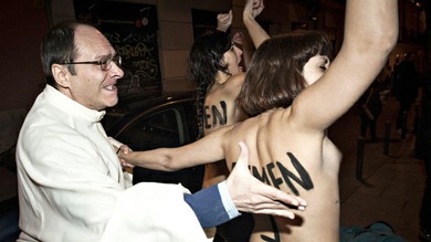 Activistas de Femen lanzan bragas al cardenal Rouco al grito de "Aborto es sagrado"