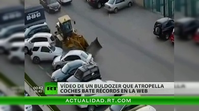 Un buldócer arrolla a varios coches en un aparcamiento